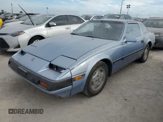 1985 Nissan 300ZX z VIN JN1HZ16S2FX056662, wystawiony jako Copart lot #76184674 z przebiegiem 132 156 mil mil oraz Szkody całkowita. Historia ofert i sprzedaży dostępna na DreamBid. Obrazek 1.
