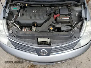 2008 Nissan Versa S z VIN 3N1BC13E28L407803, wystawiony jako Copart lot #53573295 z przebiegiem 107 049 mil mil oraz Szkody całkowita. Historia ofert i sprzedaży dostępna na DreamBid. Obrazek 11.