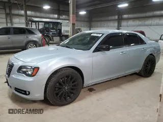 2013 Chrysler 300 S z VIN 2C3CCAGT9DH608454, wystawiony jako Copart lot #88176925 z przebiegiem 135 440 mil mil oraz Szkoda całkowita • Salvage title. Historia ofert i sprzedaży dostępna na DreamBid. Obrazek 1.