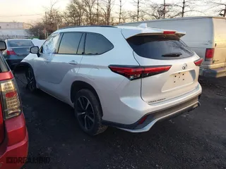 2022 Toyota Highlander XSE with VIN 5TDLZRAH5NS134017, listed as a IAAI auction lot 41206124 with 24,834 mi miles. Bid and sale history available at carsss.com. Image 3.