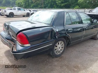 2003 Ford Crown Victoria LX z VIN 2FAFP74WX3X184730, wystawiony jako IAAI lot #42264132 z przebiegiem 297 561 mil mil oraz . Historia ofert i sprzedaży dostępna na DreamBid. Obrazek 4.