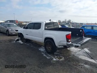 2019 Toyota Tacoma SR z VIN 3TMCZ5AN9KM284092, wystawiony jako IAAI lot #41774851 z przebiegiem 100 031 mil mil oraz . Historia ofert i sprzedaży dostępna na DreamBid. Obrazek 3.