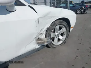 2013 Dodge Challenger SXT z VIN 2C3CDYAG8DH569468, wystawiony jako IAAI lot #41792206 z przebiegiem 161 439 mil mil oraz . Historia ofert i sprzedaży dostępna na DreamBid. Obrazek 17.