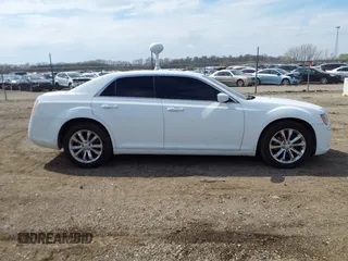 2013 Chrysler 300 S Glacier z VIN 2C3CCAGG1DH739509, wystawiony jako IAAI lot #42016876 z przebiegiem 227 015 mil mil oraz . Historia ofert i sprzedaży dostępna na DreamBid. Obrazek 13.