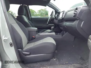 2023 Toyota Tacoma SR5 z VIN 3TYDZ5BNXPT024914, wystawiony jako IAAI lot #41302756 z przebiegiem 20 307 mil mil oraz . Historia ofert i sprzedaży dostępna na DreamBid. Obrazek 5.