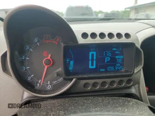 2014 Chevrolet Sonic LT z VIN 1G1JC5SH1E4243983, wystawiony jako Copart lot #59483085 z przebiegiem 106 345 mil mil oraz Szkoda całkowita • Salvage title. Historia ofert i sprzedaży dostępna na DreamBid. Obrazek 9.