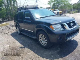 2010 Nissan Pathfinder SE z VIN 5N1AR1NB3AC615762, wystawiony jako IAAI lot #42497130 z przebiegiem 145 853 mil mil oraz . Historia ofert i sprzedaży dostępna na DreamBid. Obrazek 1.