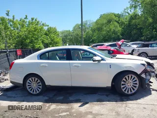 2013 Lincoln MKS z VIN 1LNHL9DK4DG611605, wystawiony jako IAAI lot #42271526 z przebiegiem 204 239 mil mil oraz . Historia ofert i sprzedaży dostępna na DreamBid. Obrazek 14.