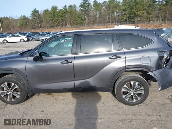 2022 Toyota Highlander XLE with VIN 5TDHZRBH6NS561484, listed as a IAAI auction lot 41938305 with 32,450 mi miles and . Bid and sale history available at DreamBid. Image 15.