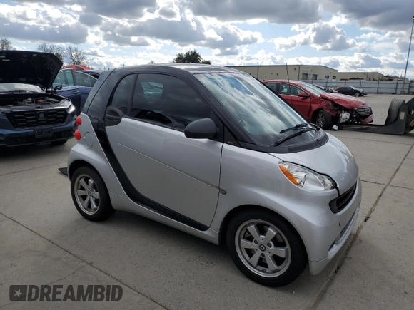 2012 Smart fortwo Pure z VIN WMEEJ3BA2CK549445, wystawiony jako Copart lot #48352495 z przebiegiem 53 406 mil mil oraz Tytuł czysty. Historia ofert i sprzedaży dostępna na DreamBid. Obrazek 4.