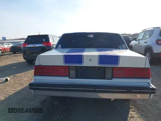 1988 Chevrolet Celebrity z VIN 1G1AW51W4J6137291, wystawiony jako IAAI lot #41777521 z przebiegiem 163 299 mil mil oraz . Historia ofert i sprzedaży dostępna na DreamBid. Obrazek 17.