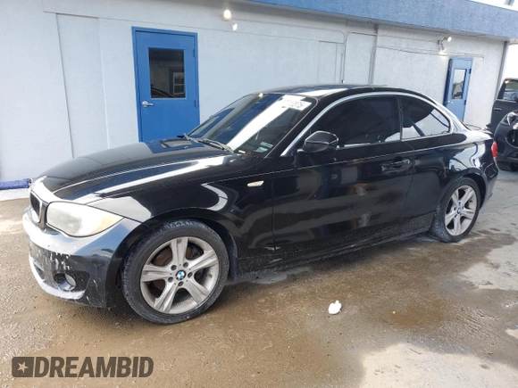 2013 BMW 1 Series 128i z VIN WBAUP7C54DVP25748, wystawiony jako Copart lot #62536075 z przebiegiem 187 591 mil mil oraz Czysty tytuł • Clean title. Historia ofert i sprzedaży dostępna na DreamBid. Obrazek 1.
