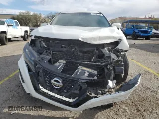 2017 Nissan Rogue SV z VIN JN8AT2MT2HW137529, wystawiony jako Copart lot #51521195 z przebiegiem 125 607 mil mil oraz Szkoda całkowita • Salvage title. Historia ofert i sprzedaży dostępna na DreamBid. Obrazek 5.