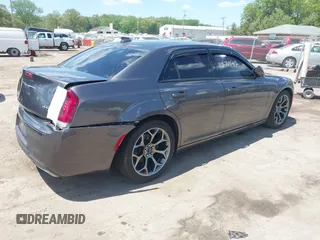 2015 Chrysler 300 S z VIN 2C3CCABGXFH859898, wystawiony jako IAAI lot #42275542 z przebiegiem 164 402 mil mil oraz . Historia ofert i sprzedaży dostępna na DreamBid. Obrazek 4.