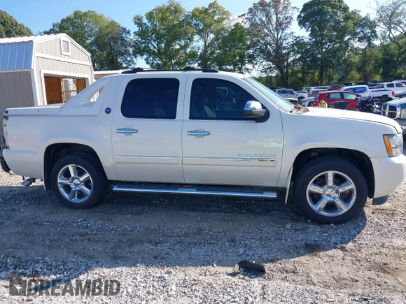 2013 Chevrolet Avalanche LTZ with VIN 3GNTKGE73DG377940, listed as a IAAI auction lot 40379669 with 91,815 mi miles. Bid and sale history available at carsss.com. Image 14.