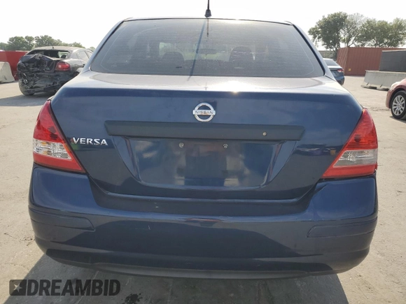 2009 Nissan Versa 1.6 z VIN 3N1CC11E49L476159, wystawiony jako Copart lot #53792025 z przebiegiem 242 459 mil mil oraz Szkoda całkowita • Salvage title. Historia ofert i sprzedaży dostępna na DreamBid. Obrazek 6.