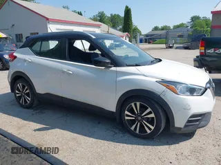 2018 Nissan Kicks SV z VIN 3N1CP5CU3JL519149, wystawiony jako IAAI lot #42459395 z przebiegiem 71 768 mil mil oraz . Historia ofert i sprzedaży dostępna na DreamBid. Obrazek 13.