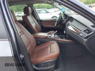2011 BMW X5 35i z VIN 5UXZV4C57BL402606, wystawiony jako IAAI lot #42336940 z przebiegiem 163 224 mil mil oraz . Historia ofert i sprzedaży dostępna na DreamBid. Obrazek 5.