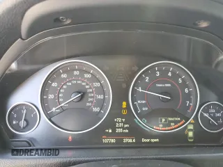 2013 BMW 3 Series 328i z VIN WBA3C1C5XDF435500, wystawiony jako Copart lot #53266805 z przebiegiem 107 780 mil mil oraz Szkoda całkowita • Salvage title. Historia ofert i sprzedaży dostępna na DreamBid. Obrazek 9.
