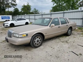 1997 Lincoln Town Car Signature z VIN 1LNLM82W8VY705599, wystawiony jako Copart lot #53096165 z przebiegiem 166 585 mil mil oraz Tytuł czysty. Historia ofert i sprzedaży dostępna na DreamBid. Obrazek 1.