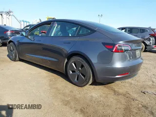 2022 Tesla Model 3 Long Range z VIN 5YJ3E1EB2NF183893, wystawiony jako IAAI lot #42130396 z przebiegiem 25 552 mil mil oraz . Historia ofert i sprzedaży dostępna na DreamBid. Obrazek 3.