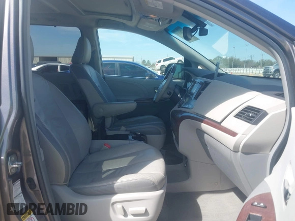 2011 Toyota Sienna XLE with VIN 5TDDK3DC7BS003186, listed as a IAAI auction lot 41701839 with 165,878 mi miles. Bid and sale history available at carsss.com. Image 5.