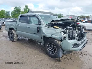 2023 Toyota Tacoma SR z VIN 3TMCZ5AN4PM621632, wystawiony jako IAAI lot #42340991 z przebiegiem 18 603 mil mil oraz . Historia ofert i sprzedaży dostępna na DreamBid. Obrazek 1.