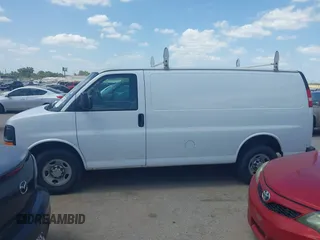 2013 Chevrolet Express Cargo z VIN 1GCWGFBA2D1165045, wystawiony jako IAAI lot #42784501 z przebiegiem 326 439 mil mil oraz . Historia ofert i sprzedaży dostępna na DreamBid. Obrazek 14.