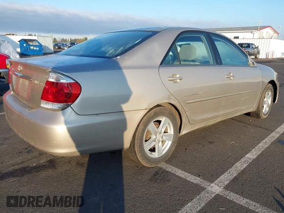 2005 Toyota Camry STD z VIN 4T1BE32KX5U015451, wystawiony jako IAAI lot #41426370 z przebiegiem 255 358 mil mil oraz . Historia ofert i sprzedaży dostępna na DreamBid. Obrazek 4.