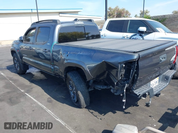 2022 Toyota Tacoma SR5 z VIN 3TMBZ5DN5NM036322, wystawiony jako IAAI lot #42437939 z przebiegiem 77 805 mil mil oraz . Historia ofert i sprzedaży dostępna na DreamBid. Obrazek 3.