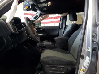 2020 Toyota Tacoma SR5 z VIN 5TFCZ5AN7LX222217, wystawiony jako Copart lot #45892765 z przebiegiem 79 098 mil mil oraz Szkoda całkowita • Salvage title. Historia ofert i sprzedaży dostępna na DreamBid. Obrazek 7.