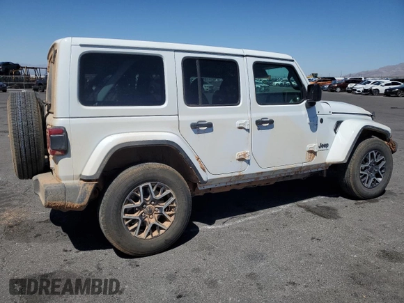 2025 Jeep Wrangler Sahara z VIN 1C4PJXEN8SW529320, wystawiony jako Copart lot #57918605 z przebiegiem 15 706 mil mil oraz Czysty tytuł • Clean title. Historia ofert i sprzedaży dostępna na DreamBid. Obrazek 3.