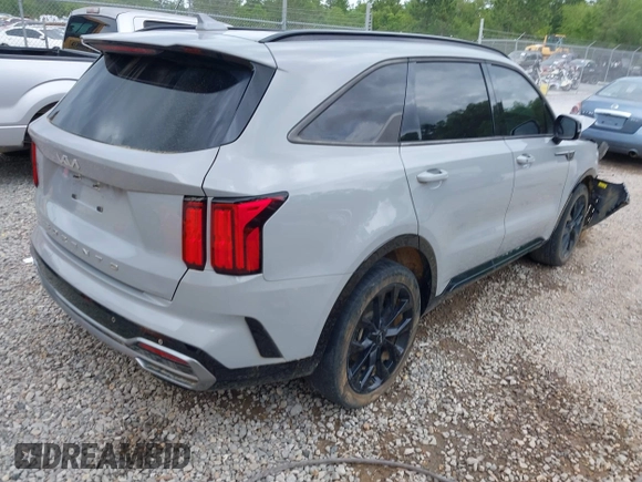 2022 Kia Sorento SX z VIN 5XYRK4LF7NG127080, wystawiony jako IAAI lot #42092519 z przebiegiem 108 300 mil mil oraz . Historia ofert i sprzedaży dostępna na DreamBid. Obrazek 4.
