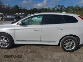 2015 Volvo XC60 T5 Drive-E Premier z VIN YV440MDB5F2610281, wystawiony jako IAAI lot #41479979 z przebiegiem 124 841 mil mil oraz . Historia ofert i sprzedaży dostępna na DreamBid. Obrazek 14.