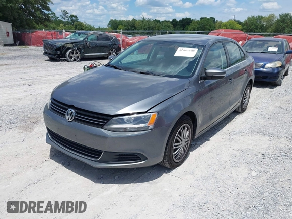 2013 Volkswagen Jetta SE z VIN 3VWDX7AJ8DM399267, wystawiony jako IAAI lot #42687598 z przebiegiem 137 271 mil mil oraz . Historia ofert i sprzedaży dostępna na DreamBid. Obrazek 2.
