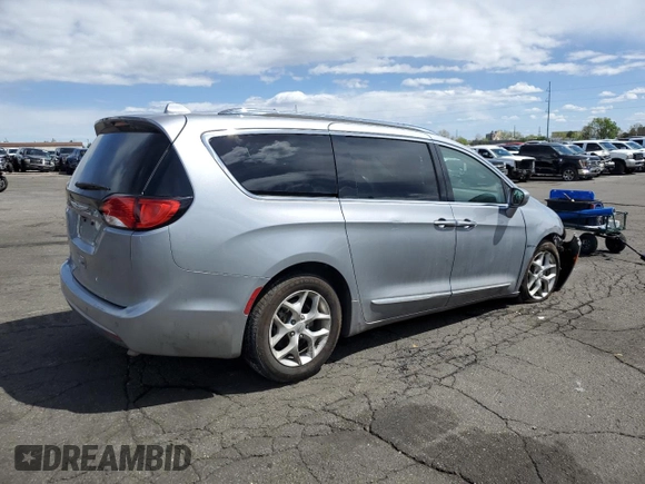 2018 Chrysler Pacifica Touring L z VIN 2C4RC1BG7JR311964, wystawiony jako Copart lot #54769725 z przebiegiem 105 062 mil mil oraz Szkoda całkowita • Salvage title. Historia ofert i sprzedaży dostępna na DreamBid. Obrazek 3.