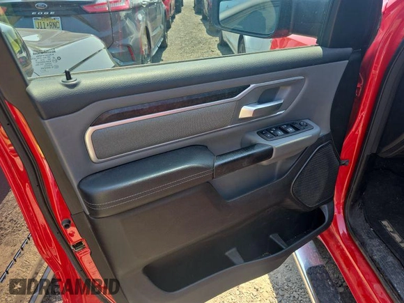 2022 Ram 1500 Big Horn z VIN 1C6RRFFG4NN179021, wystawiony jako IAAI lot #42510107 z przebiegiem 100 758 mil mil oraz . Historia ofert i sprzedaży dostępna na DreamBid. Obrazek 3.