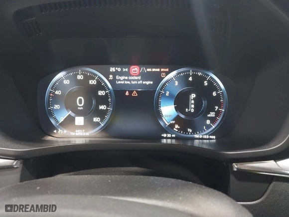 2018 Volvo XC60 Momentum with VIN YV4102RK9J1035861, listed as a IAAI auction lot 41482202 with 44,317 mi miles. Bid and sale history available at carsss.com. Image 7.