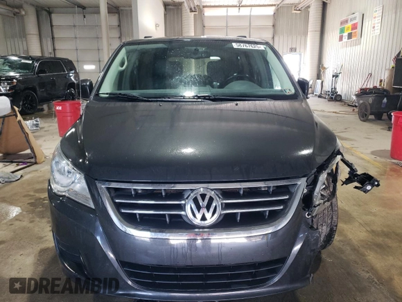 2011 Volkswagen Routan SE with VIN 2V4RW3DG2BR738704, listed as a Copart auction lot 58767625 with 116,886 mi miles and Salvage title. Bid and sale history available at DreamBid. Image 5.