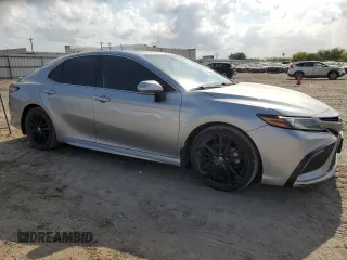2022 Toyota Camry Hybrid XSE z VIN 4T1K31AK2NU571829, wystawiony jako Copart lot #52363675 z przebiegiem 52 918 mil mil oraz Szkoda całkowita • Salvage title. Historia ofert i sprzedaży dostępna na DreamBid. Obrazek 4.