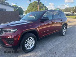 2024 Jeep Grand Cherokee Laredo X z VIN 1C4RJGAG6RC707897, wystawiony jako Copart lot #61268955 z przebiegiem 50 611 mil mil oraz Czysty tytuł • Clean title. Historia ofert i sprzedaży dostępna na DreamBid. Obrazek 2.