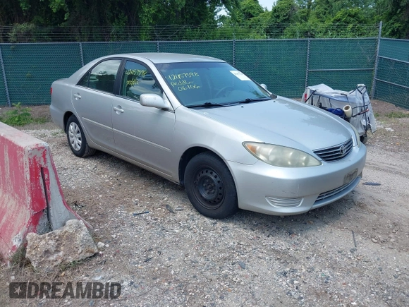2005 Toyota Camry LE z VIN 4T1BE30K95U042336, wystawiony jako IAAI lot #42457598 z przebiegiem 270 991 mil mil oraz . Historia ofert i sprzedaży dostępna na DreamBid. Obrazek 1.