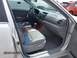 2006 Toyota Camry LE z VIN 4T1BF32K06U625986, wystawiony jako IAAI lot #42087979 z przebiegiem 202 550 mil mil oraz . Historia ofert i sprzedaży dostępna na DreamBid. Obrazek 5.