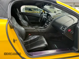 2009 Aston Martin Vantage z VIN SCFBF04C39GD12589, wystawiony jako Copart lot #79923024 z przebiegiem 50 303 mil mil oraz Czysty tytuł • Clean title. Historia ofert i sprzedaży dostępna na DreamBid. Obrazek 5.
