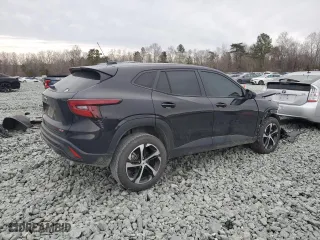 2024 Chevrolet Trax 1RS with VIN KL77LGE26RC005110, listed as a Copart auction lot 48660275 with 43,499 mi miles and Salvage Title. Bid and sale history available at carsss.com. Image 3.
