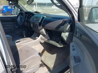 2006 Toyota Tacoma PreRunner z VIN 5TEJU62N66Z235712, wystawiony jako IAAI lot #42102058 z przebiegiem 264 012 mil mil oraz . Historia ofert i sprzedaży dostępna na DreamBid. Obrazek 5.