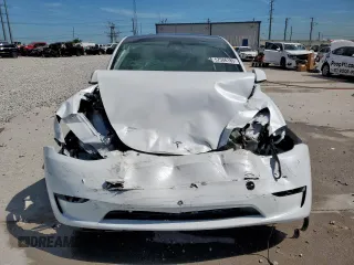 2024 Tesla Model Y Long Range z VIN 7SAYGDEE0RA313929, wystawiony jako Copart lot #59548725 z przebiegiem Nie podano mil oraz Szkoda całkowita • Salvage title. Historia ofert i sprzedaży dostępna na DreamBid. Obrazek 5.