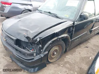 2002 Chevrolet S-10 LS with VIN 1GCCS19W028104982, listed as a IAAI auction lot 42017925 with 114,564 mi miles. Bid and sale history available at carsss.com. Image 6.