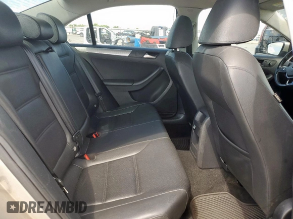 2015 Volkswagen Jetta SE z VIN 3VWD07AJ6FM252596, wystawiony jako Copart lot #62223885 z przebiegiem 140 885 mil mil oraz Czysty tytuł • Clean title. Historia ofert i sprzedaży dostępna na DreamBid. Obrazek 10.