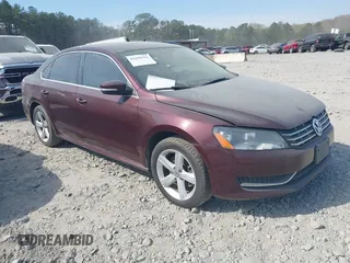 2013 Volkswagen Passat SE z VIN 1VWBN7A32DC096629, wystawiony jako IAAI lot #41890596 z przebiegiem 107 028 mil mil oraz . Historia ofert i sprzedaży dostępna na DreamBid. Obrazek 1.